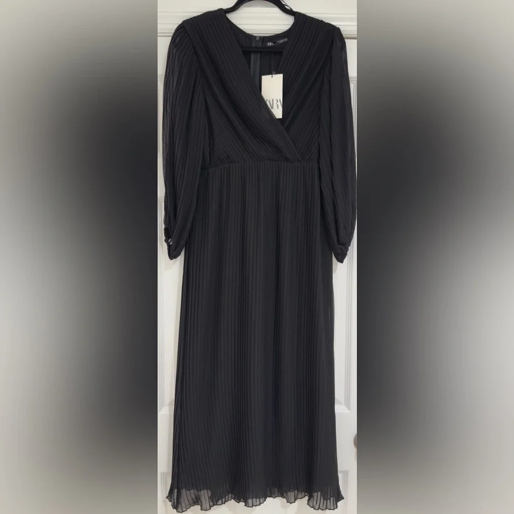 PLEATED BLACK MIDI DRESS - Picture 2 of 3